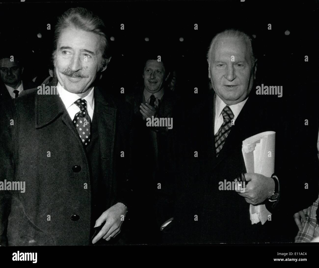 6. Juni 1976 - sensationelle Verhaftung wegen '' Golpa'' von 1974. Edgardo Sogno, 61, ehemaliger Botschafter in die Staaten und in Burma, Goldmedaille der Partisanenkrieg, in Turin und transitierten im Hause, Angeklagten, Ploted gegen den Instituten des Staates zu haben verhaftet wurde. Im gleichen Augenblick Signor Randolfo Pacciardi, 73, erhalten ehemaliger Verteidigungsminister und Präsident der Republik '' Bewegung für ein neues '' eine '' Mitteilung des Verbrechens '' für die gleiche Ladung. OPS = Edgardo Sogno, links, und Kandolfo Pacciardi. Stockfoto