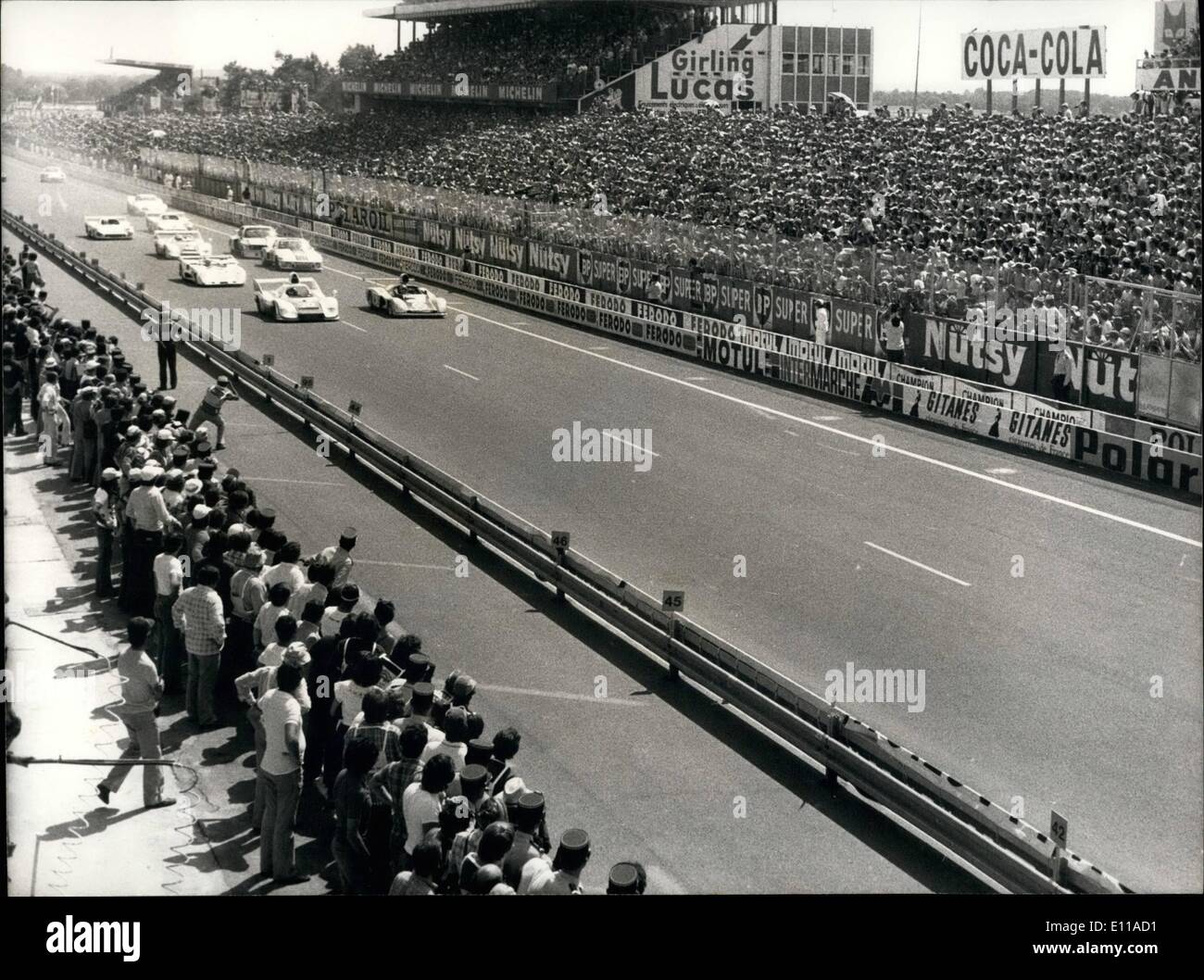 6. Juni 1976 - Ickx-Van Lennep gewann der 44. '' 24 Heures du Mans'', die dieses Wochenende auf der Rennstrecke La Sarthe abgehalten wurde. Er fuhr einen 936 Porsche, Nummer 20. Brautpaar Jack Lemmon & Felicia Farr verheiratet in Paris Stockfoto