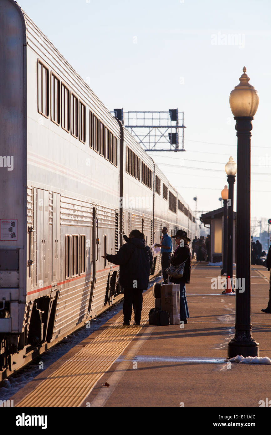 Ein Personenzug Amtrak kommt in Galesburg, Illinois-Depot. Stockfoto