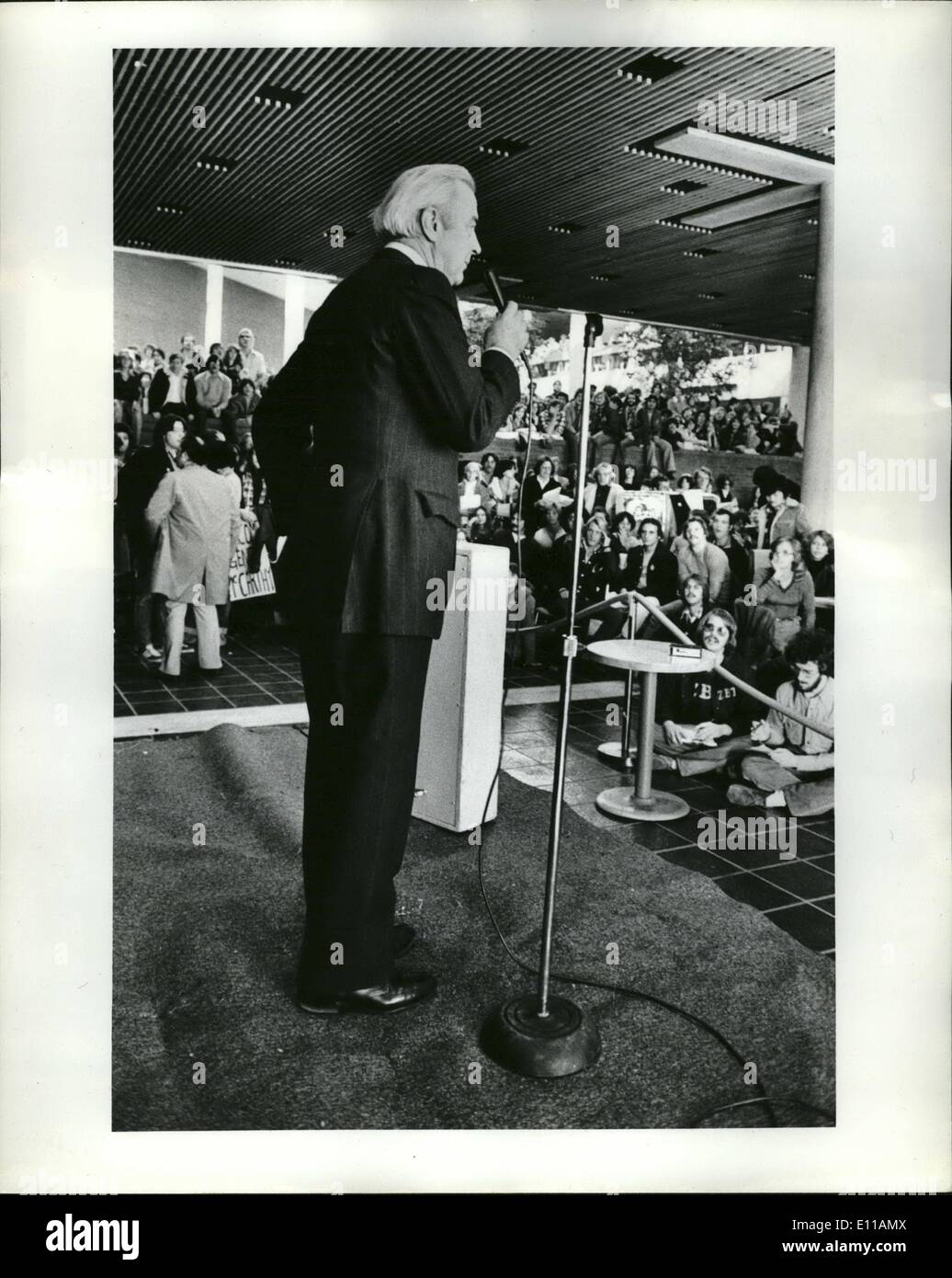 10. Oktober 1976 - Trenton Bundesstaat New Jersey: Präsidentschaftskandidat für die unabhängige Partei, EUGENE McCARTHY, im Gespräch mit einem begeisterten Publikum von Studenten an dem SchülerInnenzentrum auf der Trenton State University. Stockfoto