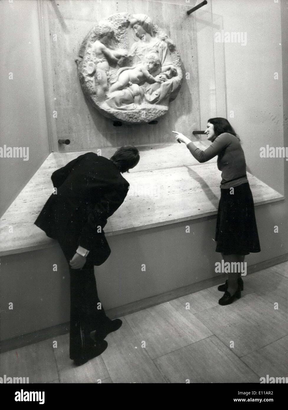 16. Juni 1976 - Michelangelo schnitzen zu gehen auf Sicht auf alte Burlington House: Großbritanniens einzige Schnitzen von Michelangelo, seine Madonna Stockfoto