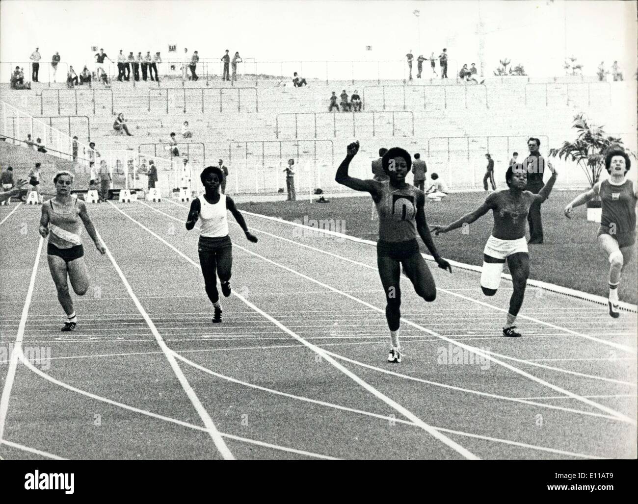 28. Juni 1976 - geht die junge französische Chantal Rega von Erfolg zu Erfolg. Während der französischen Turniere dieses Wochenende im Norden Stadium in Lille schlagen sie ihren eigenen Rekord für Frankreich für die 100m Frauen in 11,15 Sekunden (der frühere Rekord lag bei 11,27 Sekunden). Wir wünschen ihr, wie viele Siege als die amerikanischen Wilma Rudolph, genannt die schwarze Gazelle, Goldmedaillen über 100m und 200m bei den Olympischen Spielen in Rom. Chantal Rega (Mitte) der Zieldurchfahrt für ihre siegreichen 100m Lauf. Stockfoto