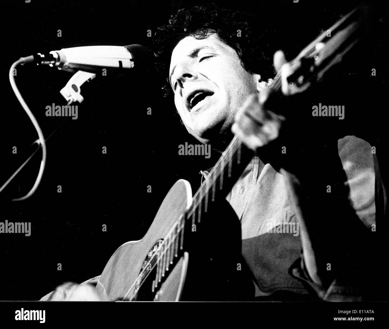 29. Juni 1976 ist LEONARD COHEN - Montreux, Schweiz - (Foto), ein kanadischer Liedermacher, Dichter und Schriftsteller. Bild: LEONARD COHEN führt auf dem Montreux Jazz Festival. Stockfoto