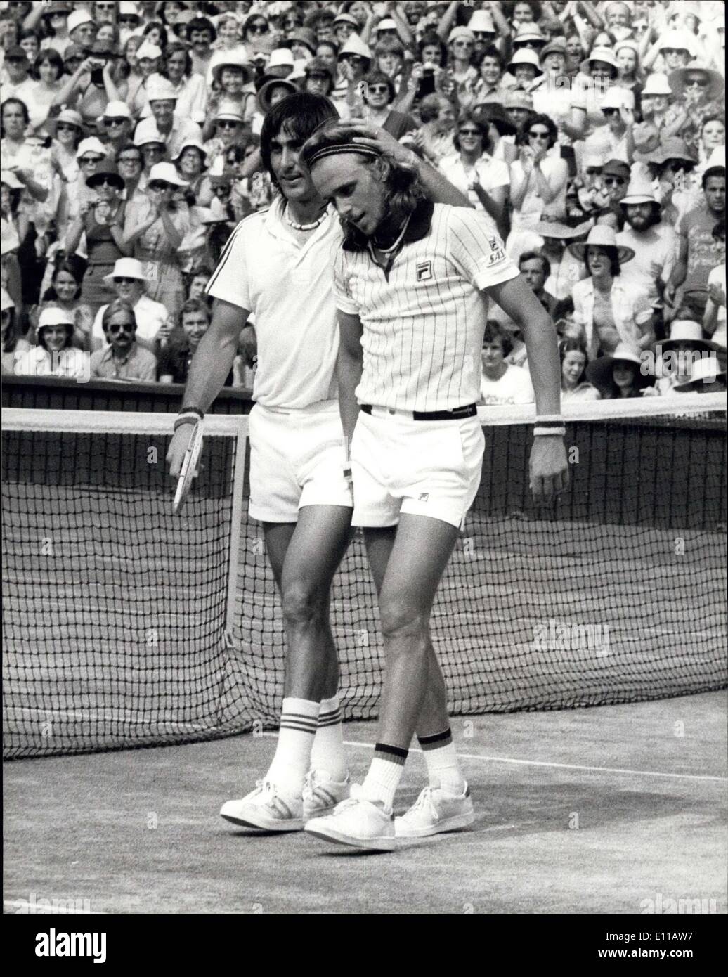 3. Juli 1976 - ist Björn BORG von Schweden 1976 WIMBLEDON SINGLES Meister. Heute Nachmittag auf dem Centrecourt in Wimbledon BJORN BORG aus Schweden gewann das Herren-Einzel-Titel L NASTASE Rumänien 6-4,6-2,9-7 zu schlagen. Foto zeigt: NASTASE Gratulation BORG nach dem Spiel in der Mitte vor Gericht heute. Stockfoto