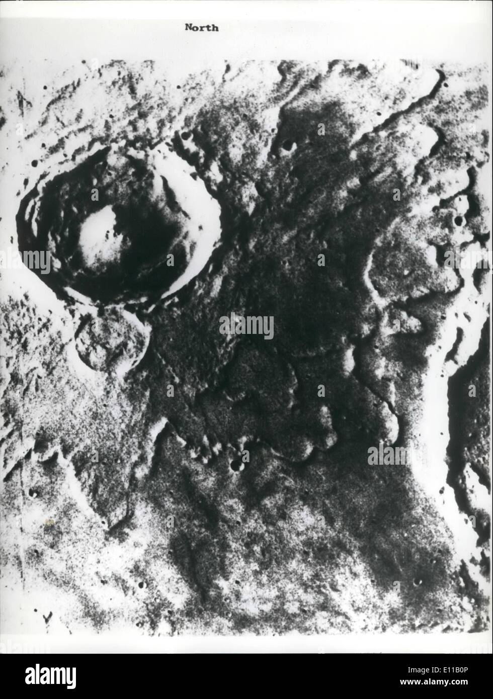 7. Juli 1976 - eine Nahaufnahme des Mars von der Raumsonde Viking 1 gemacht; Foto zeigt eine Nahaufnahme des Mars von Viking 1 Spececraft gemacht, wie es geht im Orbit über der Oberfläche Marsmenschen Raum Beamte haben festgestellt, dass dies der Krater Yuty, dem Raumschiff mögliche Landeplatz in der Nähe ist. Dieser Krater ist 1165 Meilen und Yuty Krater wurde wahrscheinlich von einem riesigen Meteoriten gebildet. Wind und Erosion und mögliche Wasser-Erosion hilft, Accentaste die Oberflächendetails. Stockfoto