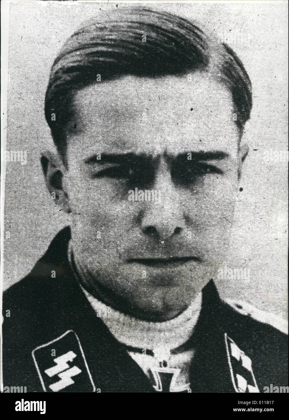 07. Jul. 1976 - Ex-Kriegsverbrecher stirbt im Hausbrand: Joachim Peier, ehemaliger Oberst der SS, soll gestorben sein, als sein Haus in Traves im Departement Haute Saone in Frankreich am Dienstagabend von einer unbekannten Gruppe niedergebrannt wurde. Am Ende des Krieges wurde Peiper beschuldigt, 71 amerikanische Kriegsgefangene während der Ardennenschlacht 1944 erschossen zu haben und von einem amerikanischen Militärgericht in Dachau zum Tode verurteilt worden zu sein. Seine Strafe wurde später in lebenslange Haft umgewandelt, aber er wurde 1957 freigelassen Stockfoto