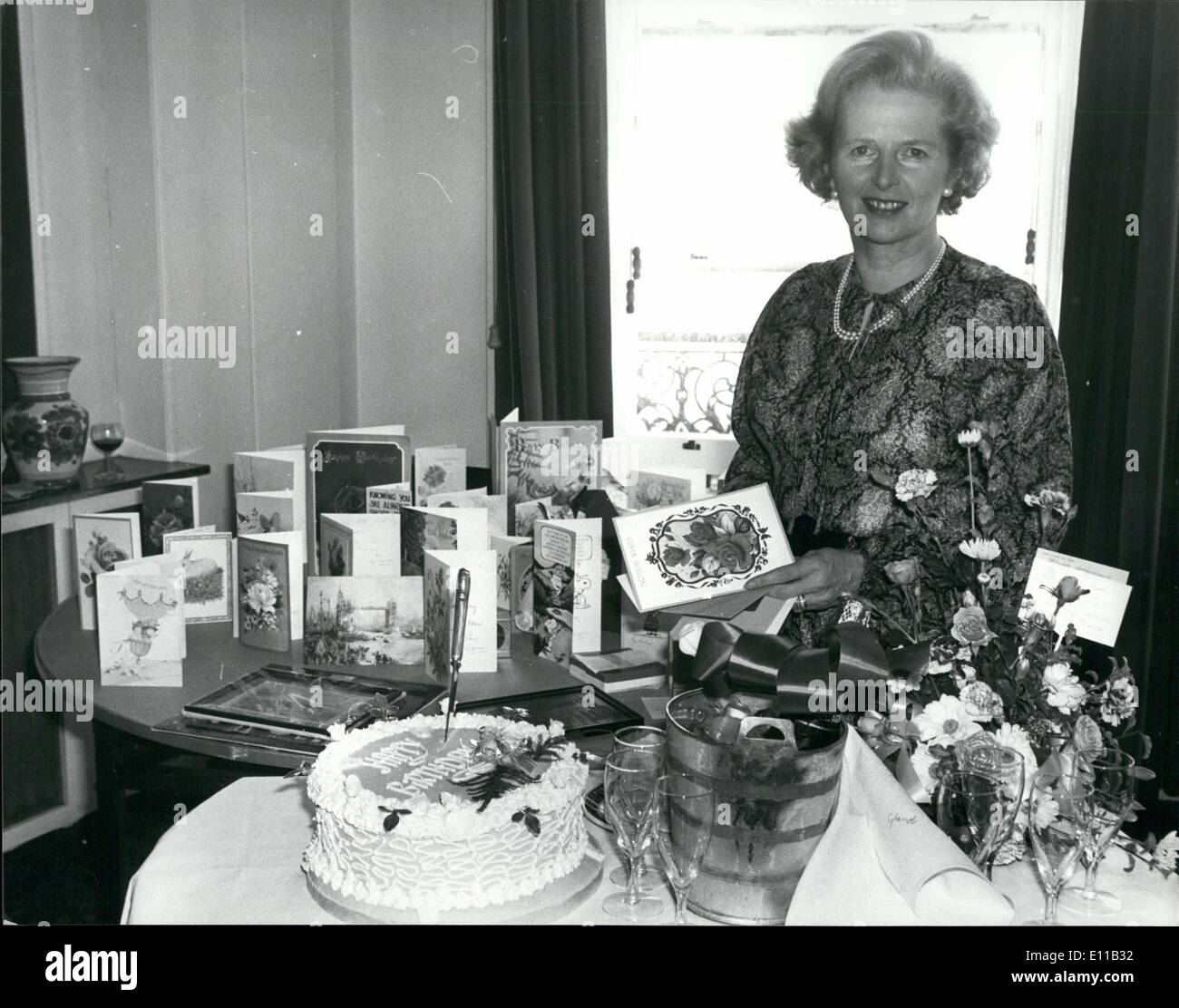 10. Oktober 1976 - Maggie feiert ihren 53. Geburtstag: eine der Schlusstag der konservativen Partei-Konferenz in Brighton, Frau Margaret Thatcher der Parteichef feierte ihren 53. Geburtstag. Der Küchenchef im grand Hotel waren Frau Thatcher ist der Aufenthalt hat ihr einen Kuchen. Das Foto zeigt Frau Thatcher gesehen mit vielen Karten die im grand Hotel Brighton heute Morgen angekommen. Stockfoto
