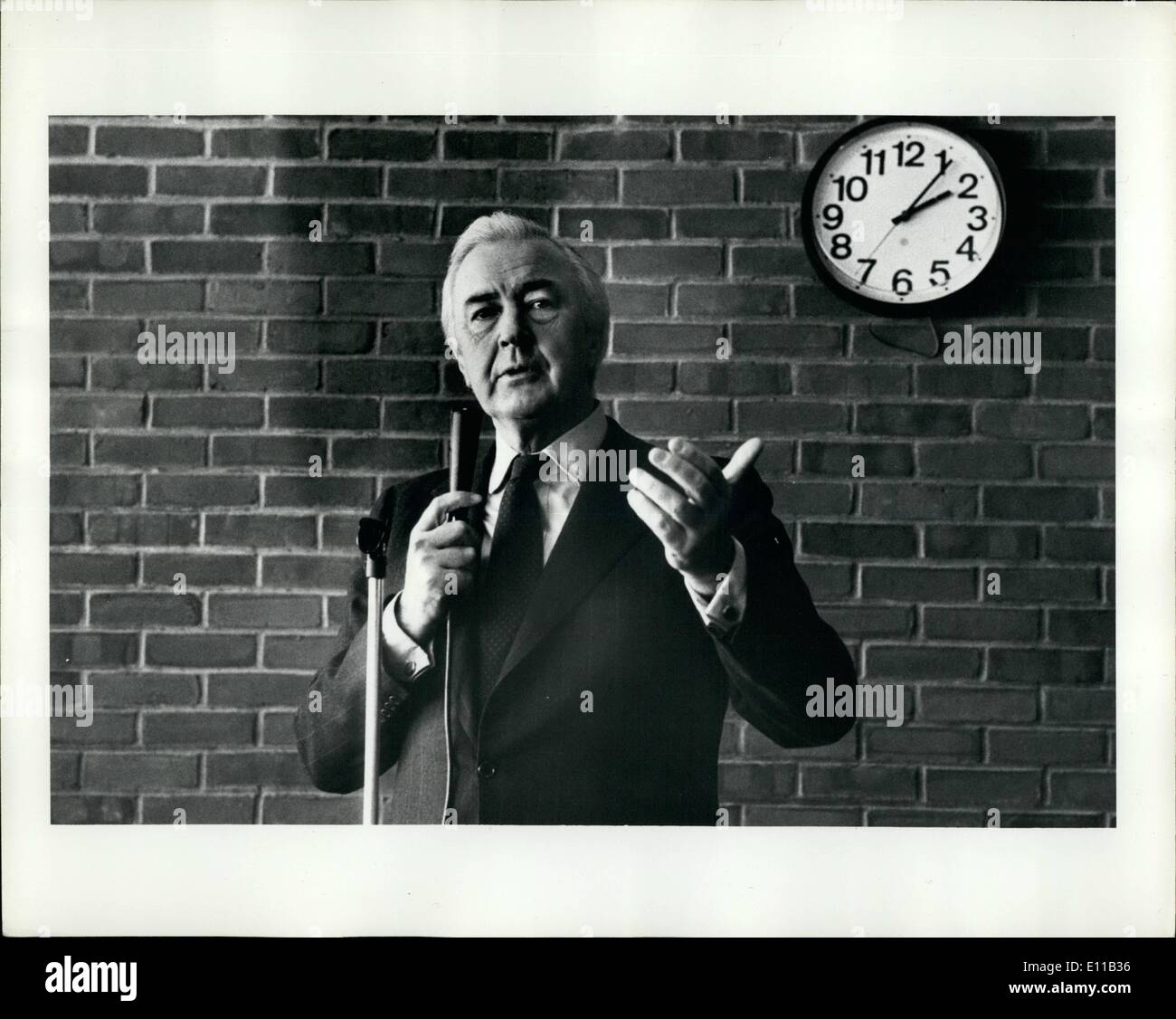 10. Oktober 1976 - Trenton Bundesstaat New Jersey: Präsidentschaftskandidat für die unabhängige Partei, Eugene McCarthy, im Gespräch mit einem begeisterten Publikum von Studenten an dem SchülerInnenzentrum auf der Trenton State University. Stockfoto
