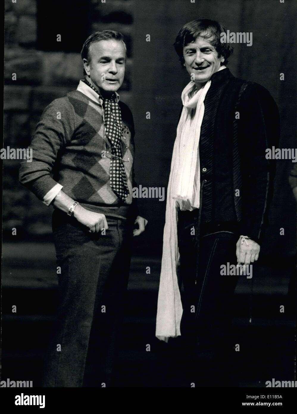 2. November 1976 - Hauptrolle Claude Rich (rechts) bei der Wiedereröffnung des Comedie-Francais (November 4), die aufgrund von Renovierungsarbeiten geschlossen wurde. Der Komiker, der das Haus Moliere nicht angehört, spielt die Rolle von Lorenzo de Medicis in Alfred de Musset '' Lorenzaccio,'' unter der Leitung von Franco Zefferelli. Stockfoto