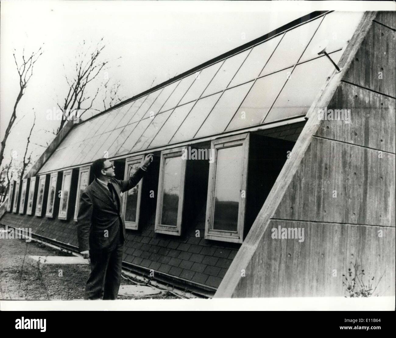 10. November 1976 - Solar-Haus: Dänische Boiler Works Association hat Deisgnen und ein Haus gebaut, was geglaubt wird, um einen Prototyp des Hauses der Zukunft sein. 80 % der Wärme im ganzen Haus stammt aus Solarenergie erzeugt durch die Strahlen der Sonne, die von Sonnenkollektoren 7 Quadrat Metern empfangen werden. Es gibt 16 Solarkollektoren auf der Südseite des Hauses, sie sind alle verschieden, konstruiert und entwickelt. Die Heizung. Boiler Works Association Absichten, 280 Sqaure m Haus als Gauhaus Quadratmetern als Bezirksamt in Aalborg, Jütland zu verwenden Stockfoto