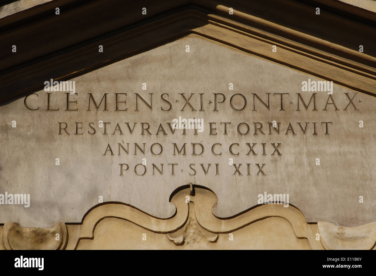 Italien. Rom. Die Basilika von Saint Clement. Von außen. Inschrift. Stockfoto