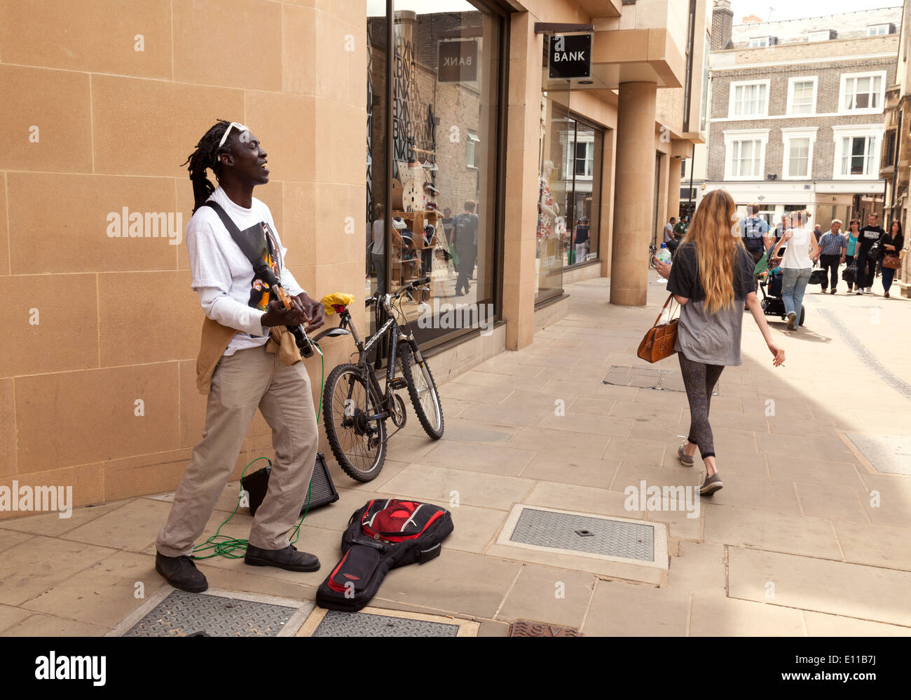 Ein schwarzer Straßenkünstler Musiker Gitarre, Cambridge, UK Stockfoto