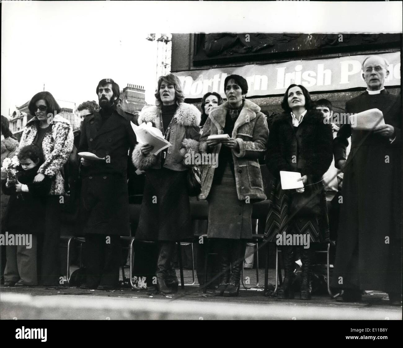 11. November 1976 - Tausende nehmen Teil I unter Frieden Rallye durch das Westend von London: Tausende von Menschen nahmen an der Ulster Frieden Kundgebung in London heute. Der Marsch wurde von den Führern der Frieden Frau Betty Williams und Miss Maircad Corrigan geführt. Sie verließen Hyde Park Corner finishing mit einer Kundgebung auf dem Trafalgar Square. Auf der Plattform an der Rallye waren der Erzbischof von Canterbury, Dr. Donald Coggan. Der Erzbischof von Westminster Kardinal Hume. das Singen des Liedes Frieden wurde von Joan Baez, US-amerikanische Folk-Sängerin geführt. Stockfoto