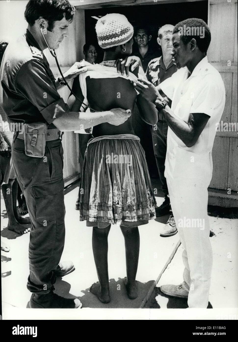 11. November 1976 - angolanische Flüchtlinge weiter über die Grenze in South West Africa.: Angloan Flüchtlinge weiterhin beim Grenzübertritt in Südwest-Afrika, und am vergangenen Wochenende 3.000 mehr angekommen Flüchtlingszentrum in Ovambo, von der südafrikanischen Regierung eingerichtet. In der Zwischenzeit geht die Tötung im südlichen Angola weiter als MPLA und Kräfte zu unterstützen ihre Fahrt zum Zerquetschen der Unita weiter. Das Foto zeigt eine junge Angloan Mädchen Flüchtling Sen eine ärztliche Untersuchung bei dem Flüchtlingszentrum auf Ovambo gegeben. Stockfoto