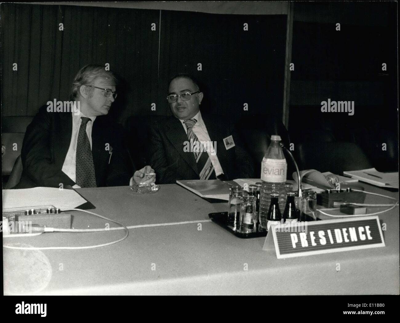 16. November 1976 - während die Bedrohung durch einen neuen Anstieg der Ölpreise in industrialisierten Ländern, 15 Delegationen wiegt, von denen mehrere sind Länder, die OPEP, angehören traf in Paris bei einer Energiekonferenz, die heute Morgen im internationalen Konferenzzentrum auf der Avenue Kleber geöffnet. Bosworth ist der amerikanische Regisseur von Öl und Energie. Taher ist Gouverneur der Saudi Arabian Oil and Mineral Organisation. Sie sind beide Co-Präsidenten der Energy Commission. Stockfoto