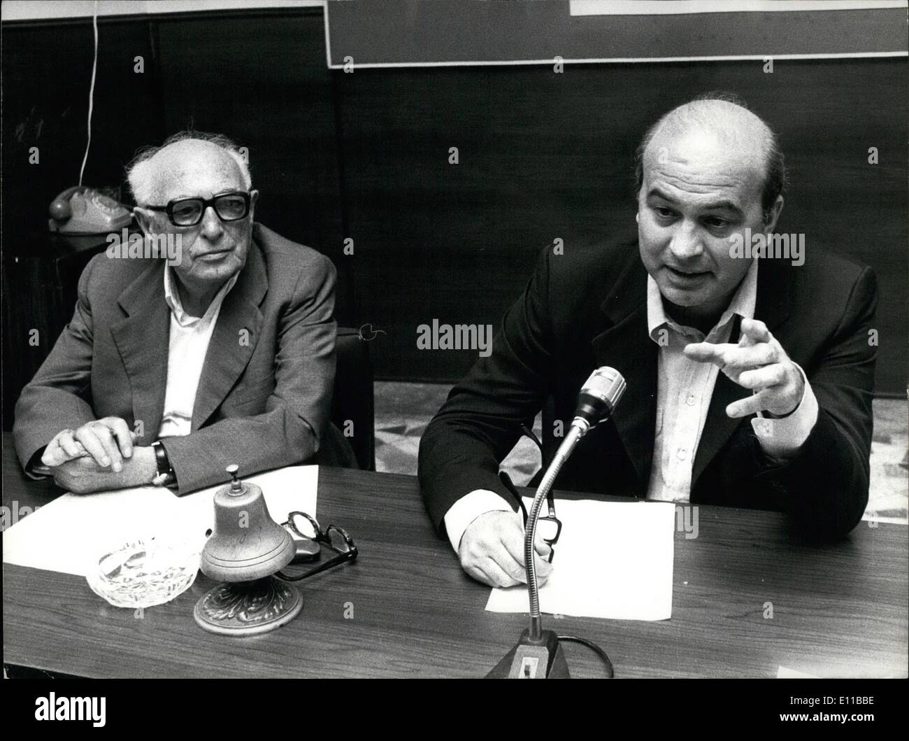 7. Juli 1976 - die junge neue Sekretärin des PSI, ist der Sozialistischen Partei Italiens Bettino Craxi, 43, die das Time magazine als eine der fünf Persönlichkeiten festgestellt, die in das politische Leben in Italien zu erheben. Nach dem Rücktritt von Francesco DeMartino wurde er Sekretär des PSi ernannt. Craxi ist der "Schüler" der alten sozialistischen Führer Pietro Nenni. Foto zeigt Pietro Nenni, links, und Bettino Craxi während des Treffens der Richtung der Partei. Stockfoto