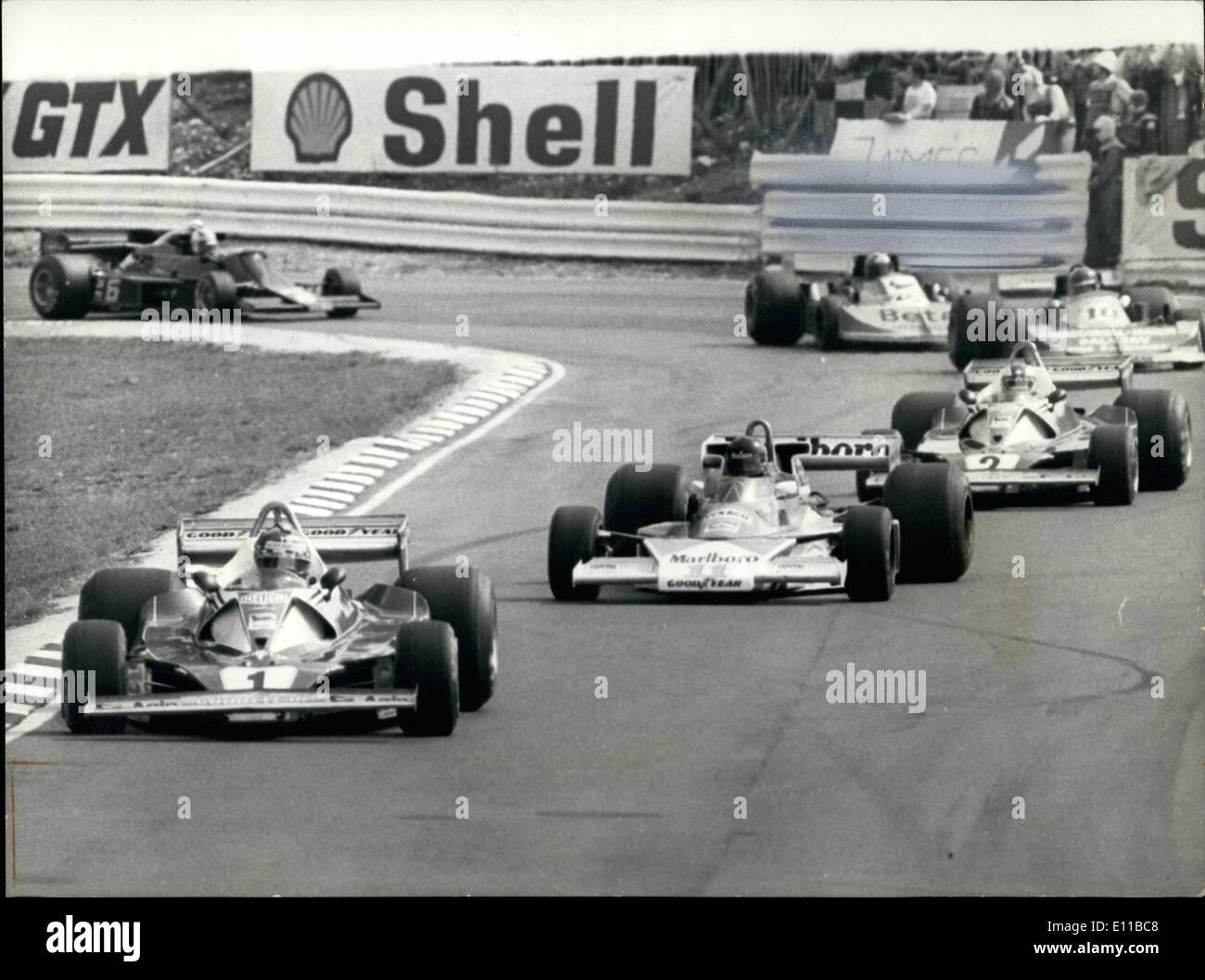 7. Juli 1976 - stürmten Großbritanniens Rennen Ace James Hunt gewinnt The British Grand Prix in Brands Hatch Großbritanniens Ace Rennfahrer, James Hunt, zu einem umstrittenen Sieg bei der John Player British Grand Prix in Brands Hatch. Kent. sein Triumph kam, nachdem er einer fünfteiligen Massenkarambolage beteiligt war, und es gab eine angespannte drei Stunden warten Jagd, während die Stewards Protest aus den rivalisierenden Teams diskutiert, der behauptete, er disqualifiziert werden sollte. Schließlich entschied sie, dass Jagd der Gewinner war. Die gestrige Sturm brach nach der großen Massenkarambolage in der ersten Kurve der ersten Runde Stockfoto