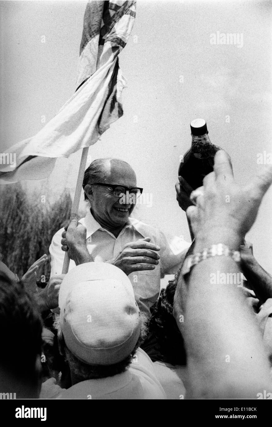 7. Juli 1976; Tel Aviv, Israel; Die 6. Premierminister von Israel MENACHEM anfangen zu feiern nach der Rückkehr der Ugaude Jäger und Geiseln... (Bild Kredit: KEYSTONE Bilder USA/ZUMAPRESS.com) Stockfoto