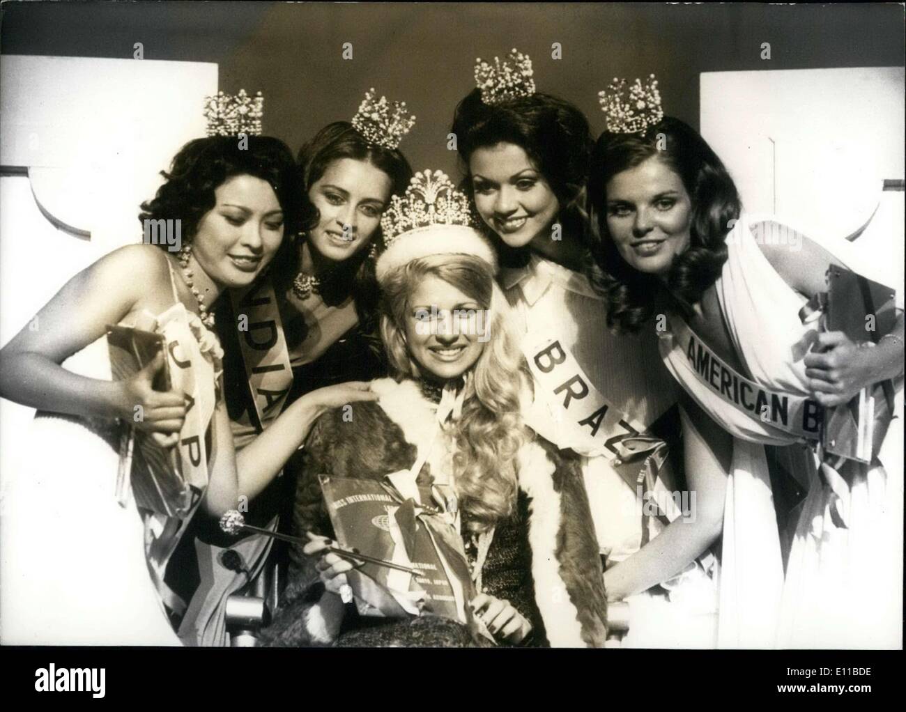 12. Juli 1976 - Center: Monique Uldaric. Von links nach rechts: Miss Japan, Miss India, Miss Brasilien und Miss American Beauty. Stockfoto