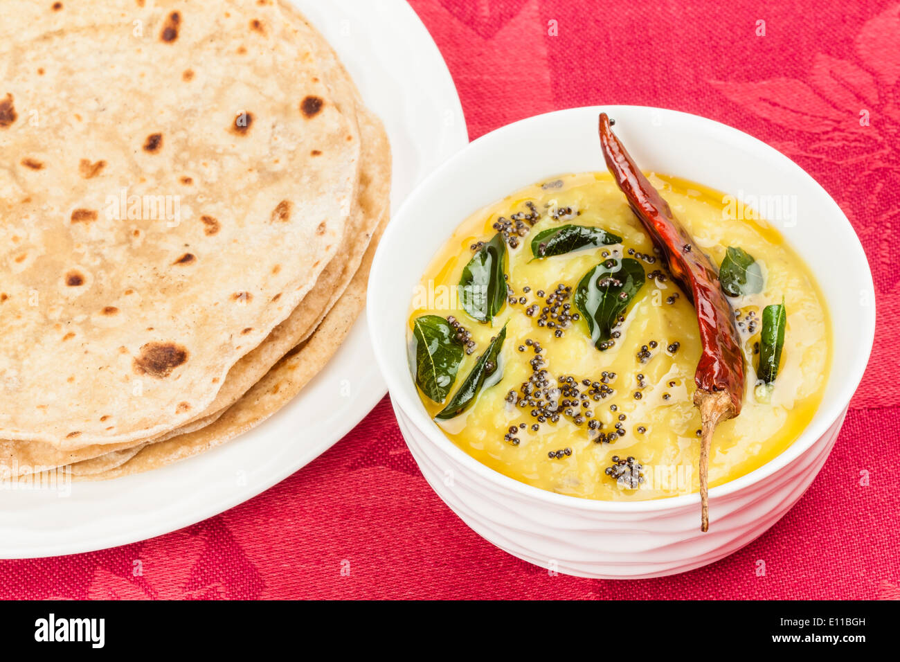 Mit indische Dal Braten serviert hausgemachte Chapati (indisches Brot). Stockfoto