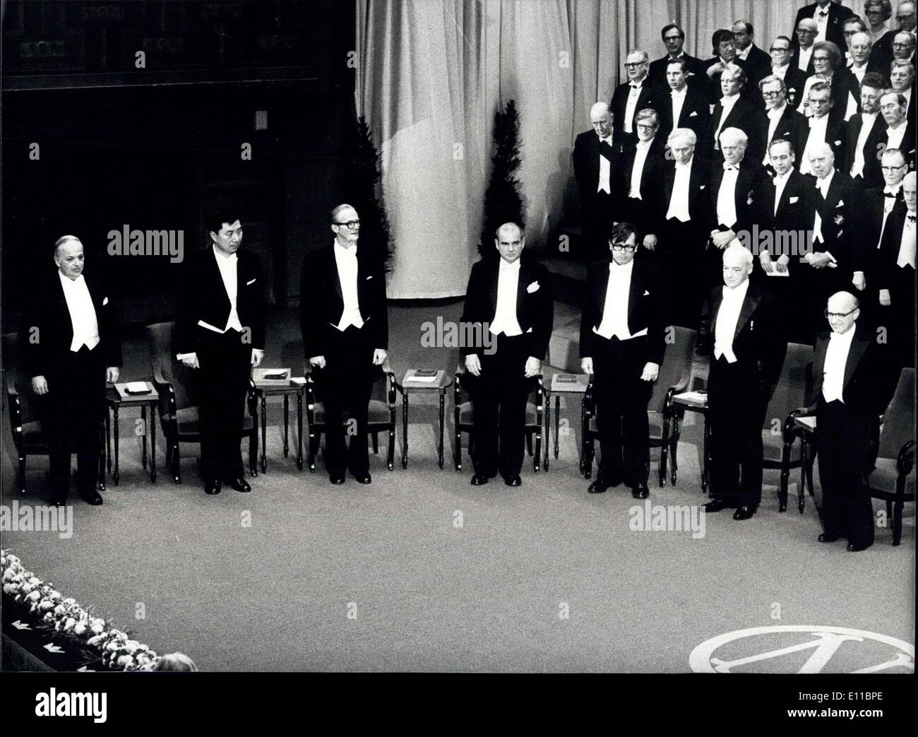 10. Dezember 1976 - The Nobel Prize 1976: The Nobel-Preisträger bei der Verteilung im Stockholmer Konzerthaus. Von links nach rechts: Professor William N. Lipscomb, Chemie; Dr. Baruch S. Blumberg, Physiologie; Dr. D. Gajdusek Carleton, Physiologie; Saul Bellow, Literatur; Professor Milton Friedman, Wirtschaft. Stockfoto