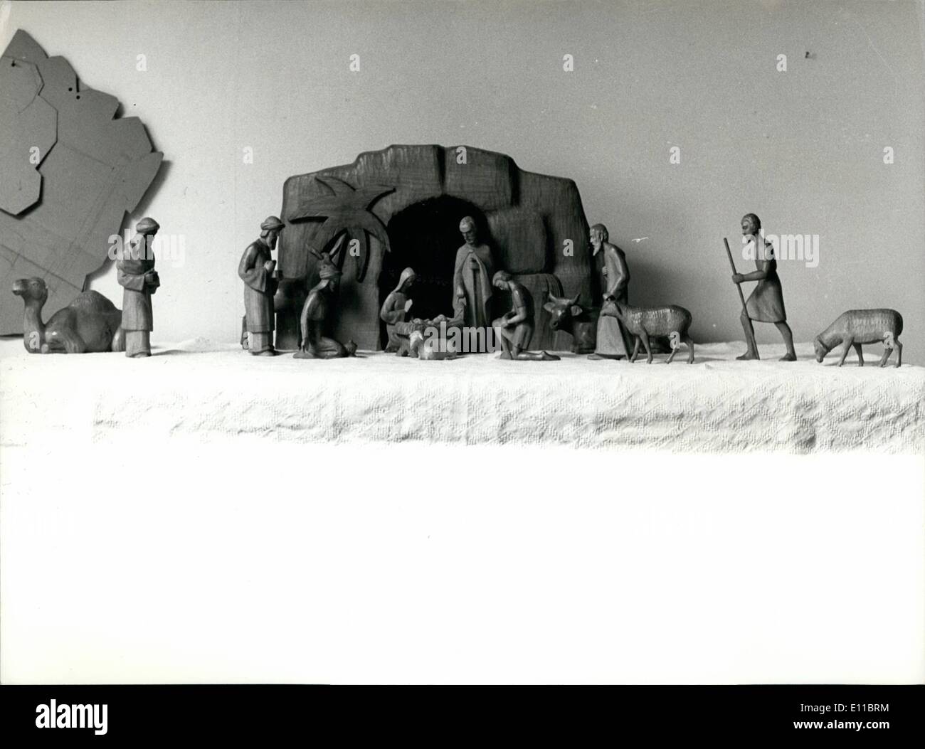 12. Dezember 1976 - hölzerne Krippenfiguren; Foto zeigt einen der Krippenfiguren von Schweizer Holzschnitzer Fritz Kehrli gemacht. Stockfoto