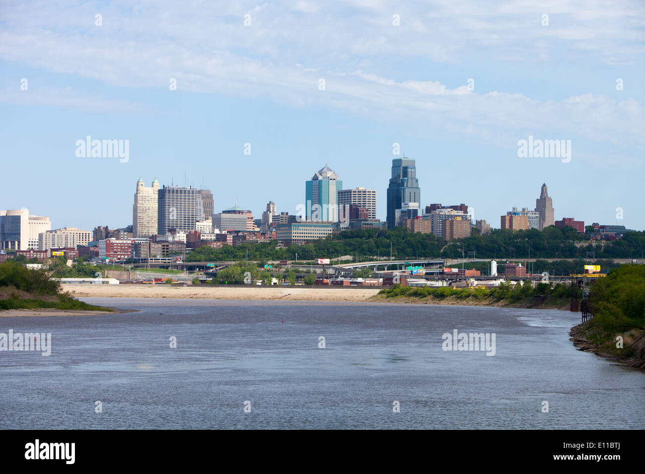 Erhebt sich über dem Zusammenfluss von Missouri und Kansas Flüsse, die Skyline von Kansas City, MO in der Ferne zu sehen. Stockfoto