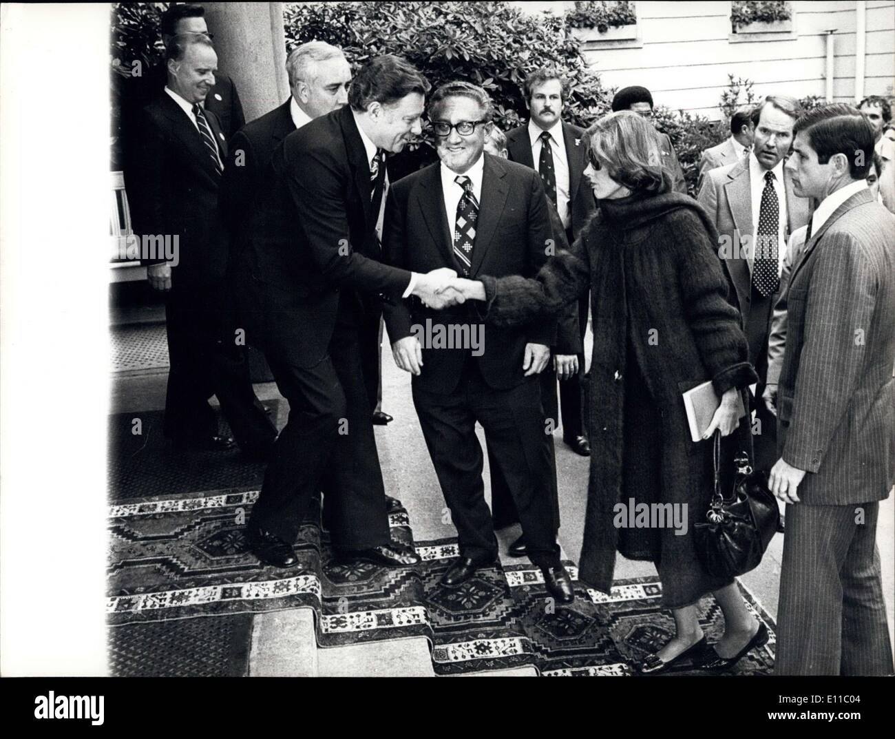 Sept. 05, 1976 - Sie sind herzlich eingeladen: OPS die Ankunft der amerikanischen Delegation an der Zürich '' Grand Hotel Dolder'' Samstag Nachmittag mit Herrn Kissinger (Mitte) und Hotelmanager Gruß Frau Nancy Kissinger. Stockfoto