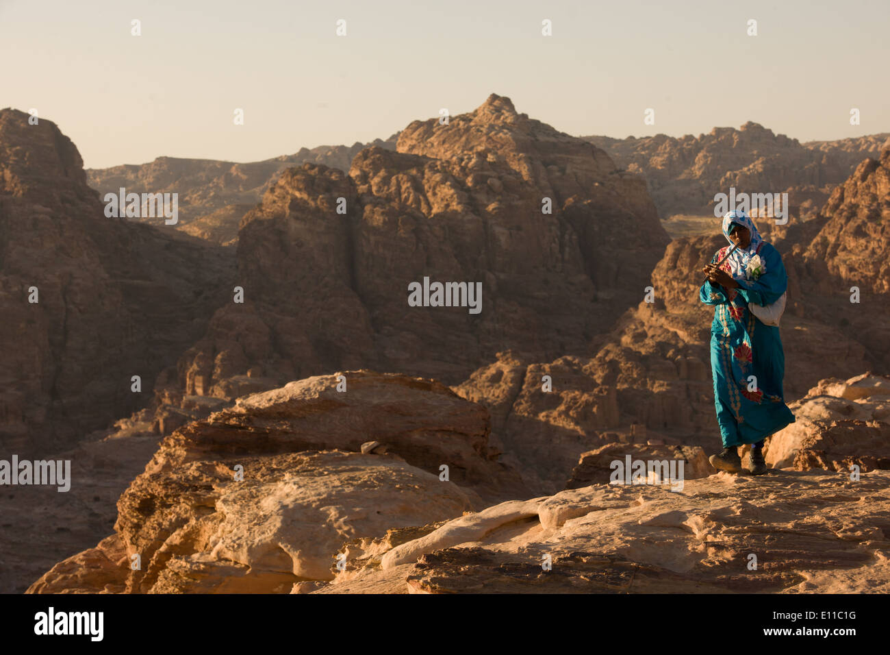 Beduinen Frau Flötenspiel auf der Höhe des Opfers, Petra, Jordanien Stockfoto