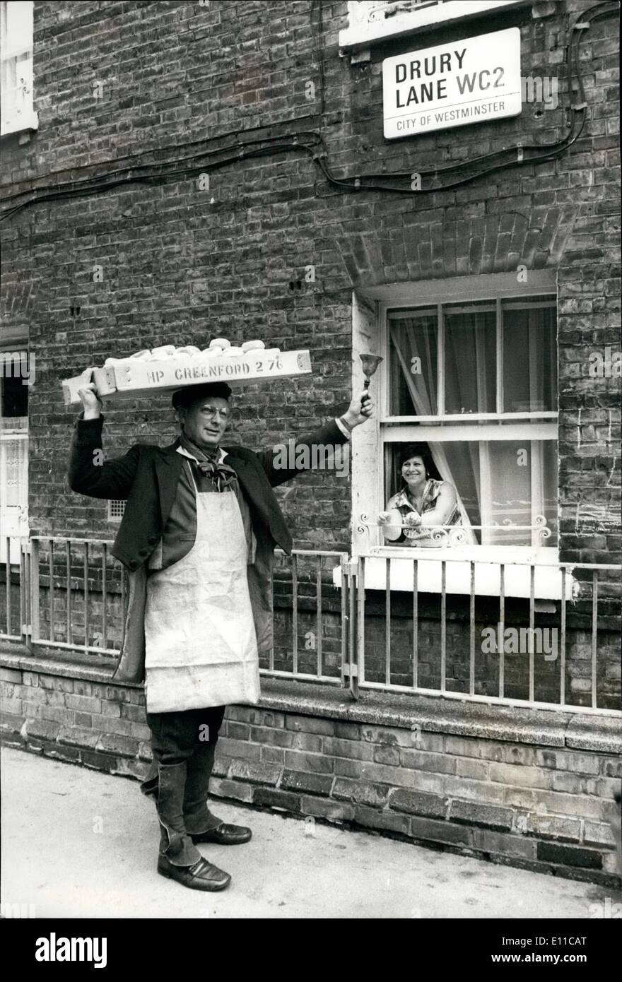 Sept. 09, 1976 - ein alter Brauch in London wird im Theatre Royal Drury Lane wiederbelebt: Rember der guten alten Zeit als Muffins "" in London Straßen hießen. Heute die '' Muffin Mann '' in authentischen Händler Kostüm gekleidet kam zurück, um Londons berühmten Drury Lane - das original '' Muffin-Lane - '' verfolgen oder der Reim so geht. Homepride Bäckereien, die ihren Sitz in Bury Lane haben, waren zum Start der diesjährigen Muffin-Saison (von Oktober bis März) mit einem Muffin-Mann klingelt sein Handball und singen seine leckere waren in der Säulenhalle des berühmten Brury Lane Theaters läutet. Stockfoto