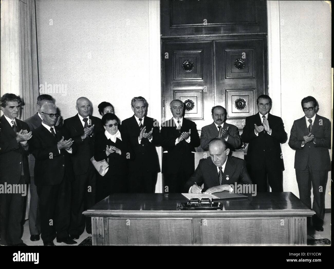 Sept. 09, 1976 - bulgarische Partei und Staat Führer unterzeichnete die neue Stockholmer Appell in Sofia am 20. September. Das Foto zeigt. Schiwkow. erster Sekretär des BCP CC und Staatsrat Präsidenten unterzeichnet den Appell. Stockfoto