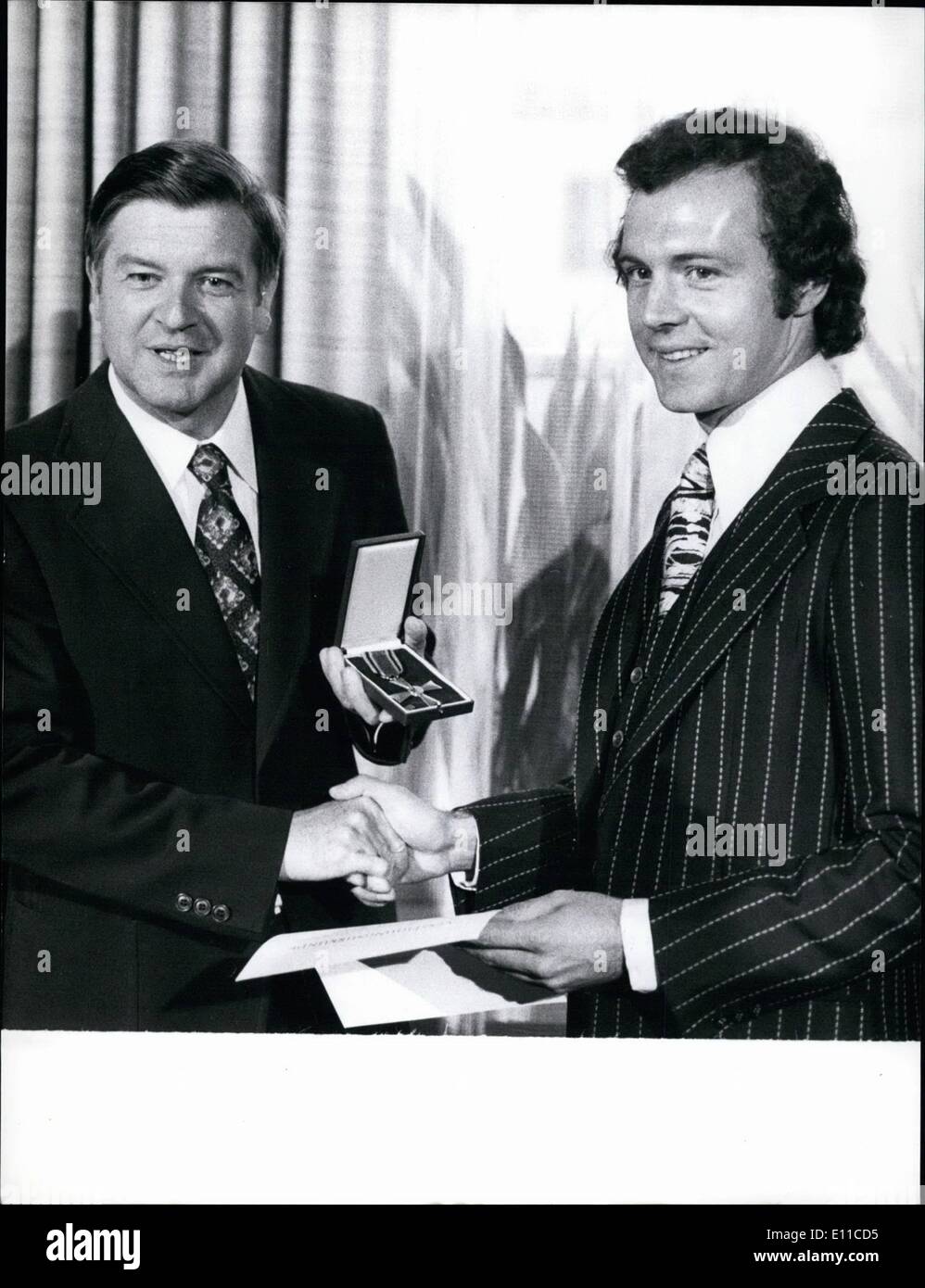 Sept. 09, 1976 - Fußball Spieler Franz Beckenbauer erhielt das Bundes  Verdienstkreuz.: Franz Beckenbauer (31), der berühmte bayerische  Fußballspieler, hat angesichts der Bundesrepublik Distinguished Service  Cross auf der Multifunktionsleiste auf 16 ...
