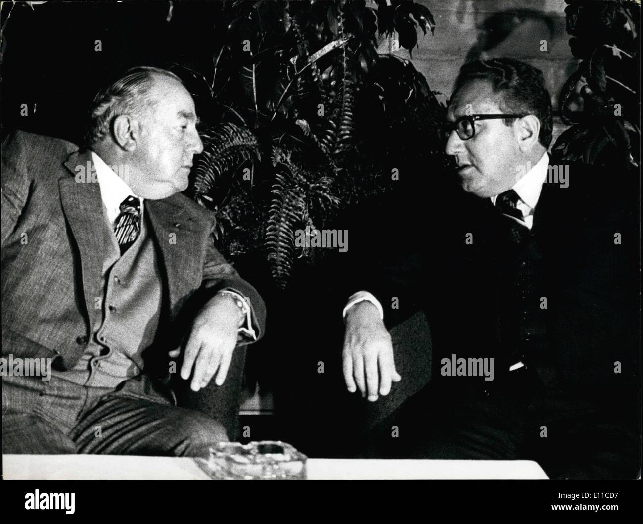 Sept. 09, 1976 - politische Gespräche über das Problem der Länder des südlichen Afrikas. Herrn Balthasar Vorster, links, im Gespräch mit Herrn Henry Kissinger, rechts, diese Woche enden in Zürich. Keystone Zürich 79-9-5 Stockfoto