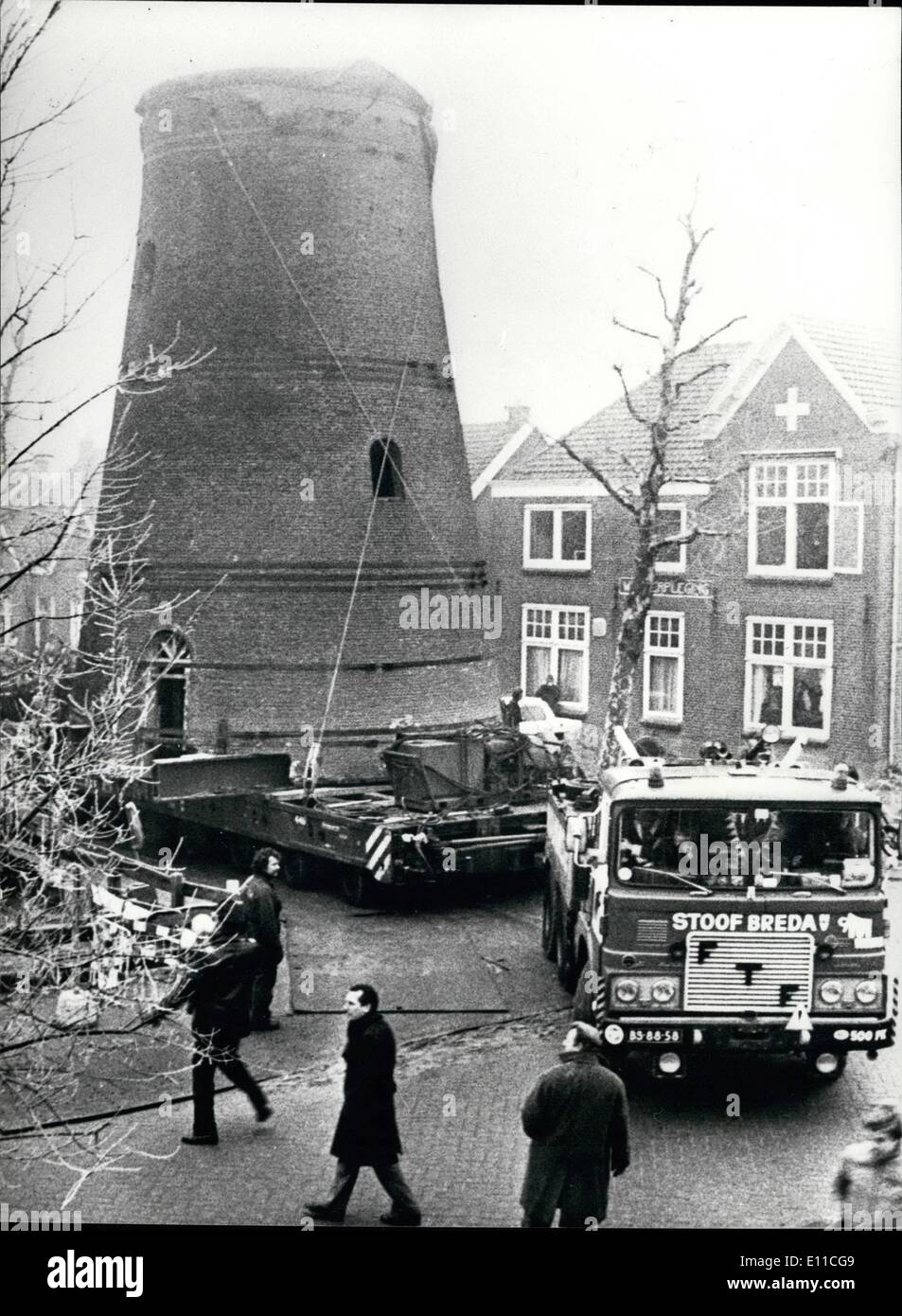 1. Januar 1977 - eine alte Mühle nimmt auf die Straße: im Dorf Hoofddorp, Niederlande, eine alte Mühle, erbaut im Jahre 1856 wurde vom Zentrum des Dorfes an einen neuen Standort im selben Dorf übernommen. Foto zeigt, dass der Transporter fährt mit der alten Mühle hat ein Gewicht von 165 Tonnen, seinen neuen Standort. Stockfoto