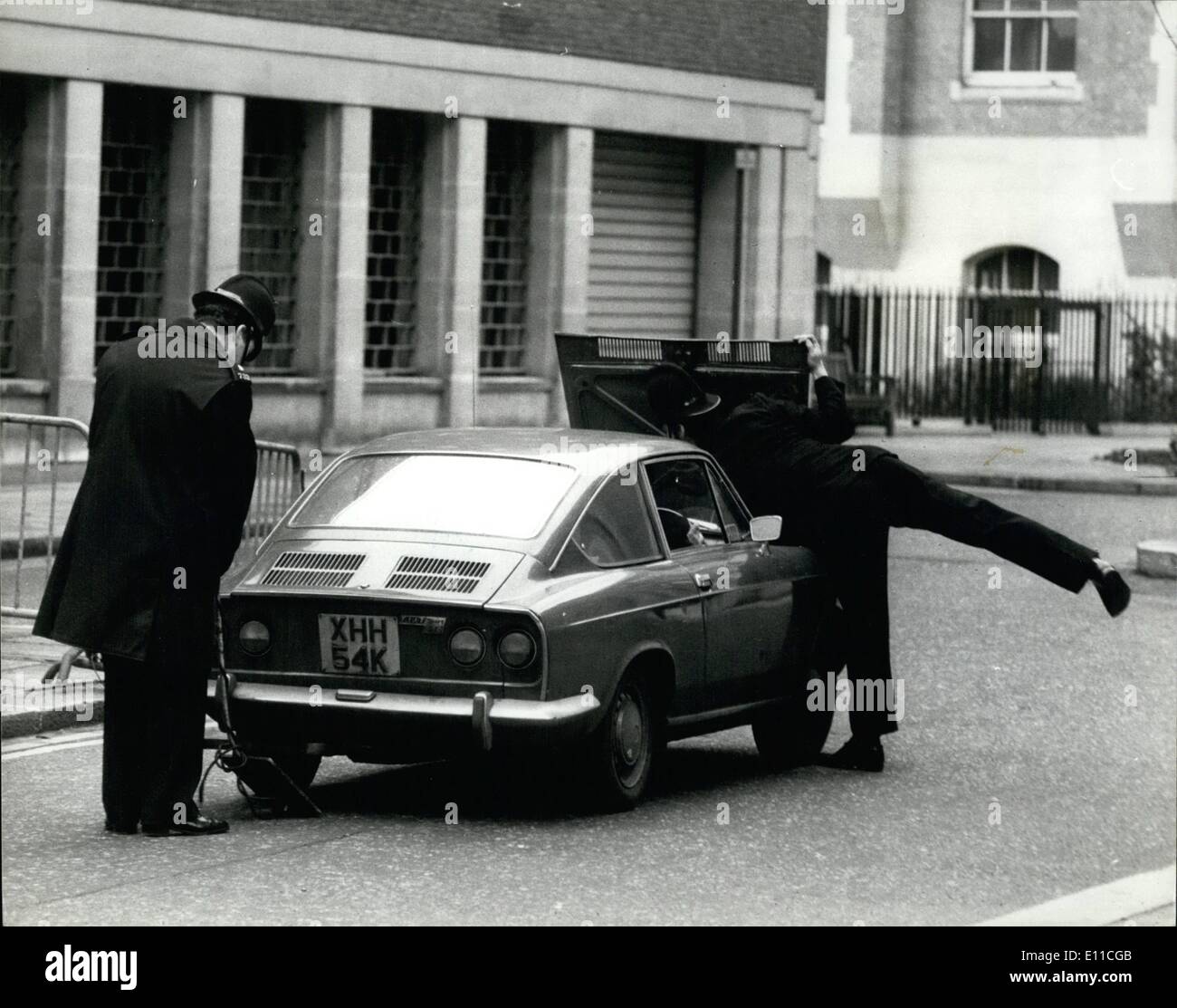 1. Januar 1977 - große Sicherheit überprüfen bei der alten Bailey für The starten Of The Balcombne Straße Belagerung Trial: Eine massive Net war um Old Bailey heute zu Beginn des Versuches Balcombe Street Belagerung gelegt. Vier Männer sind angeklagt, gemeinsam sieben Mitglieder beteiligt. Sie sind Joseph Ell, im Alter von 23, Harry Duggan, 23 von Co Claze, Edward Butlar, 26, Limerick und Hugh Doherty, 25,, von Glosgow. Die Opfer waren Professor Gordon Hamilton Fairley, ein Krebs Experte, Rose McWhirter, Verleger, Capt.Roger Goad eine Bombenentschärfung hier. Sie sind drei der Mordanklage ernannt Stockfoto