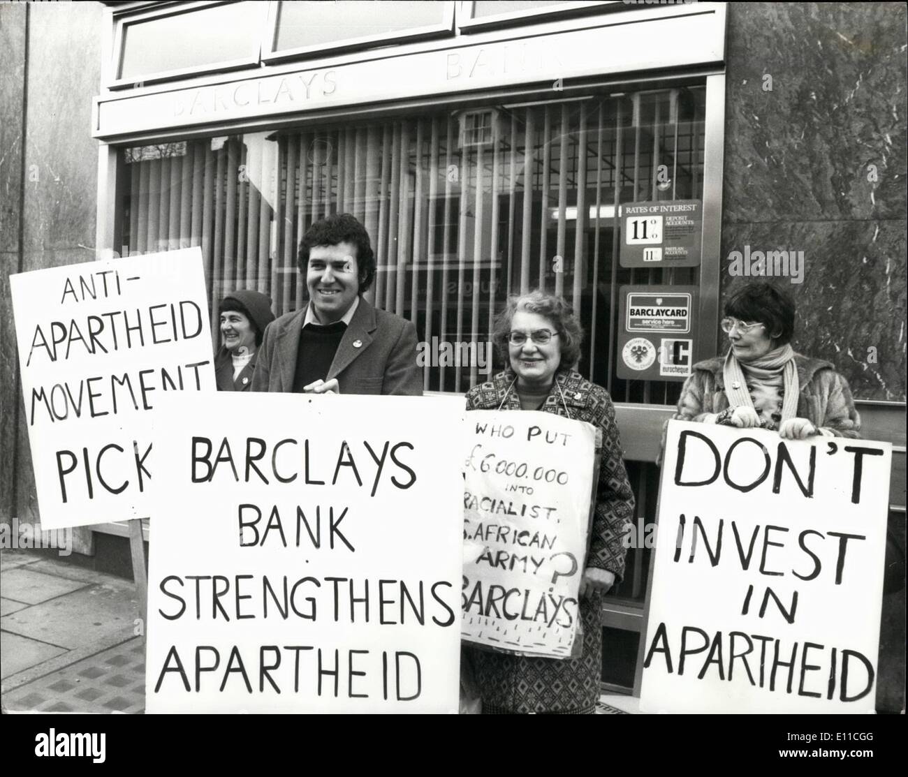 1. Januar 1977 - führte Anti-Apartheid-Aktivist Peter Hain heute Nachmittag eine Demonstration vor der Barclays Bank in Richmond Road, Stockfoto