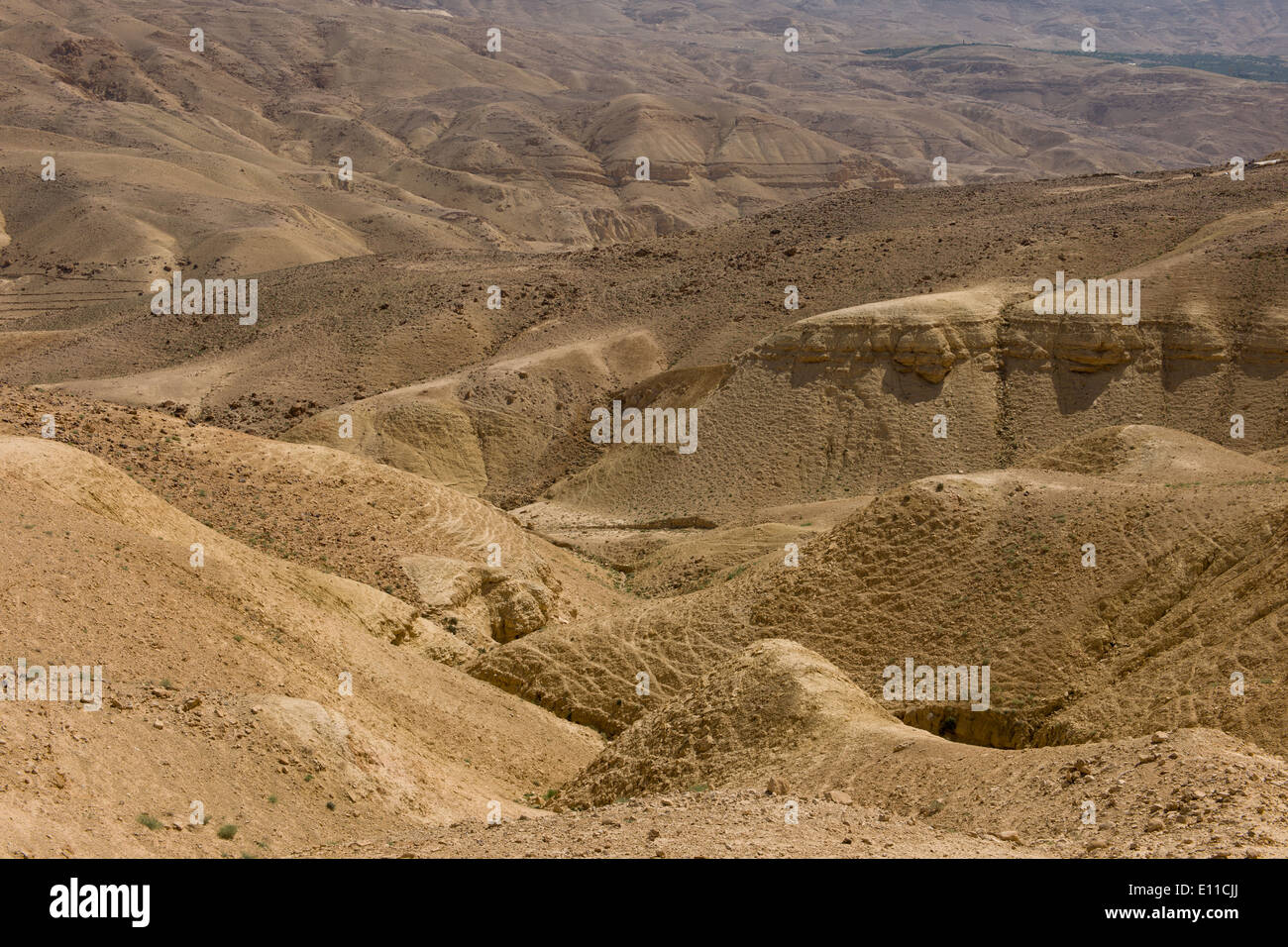 Rollende karge Landschaft durchzogen mit Ziege wegen, nahe der Stadt von Karak, Jordanien Stockfoto