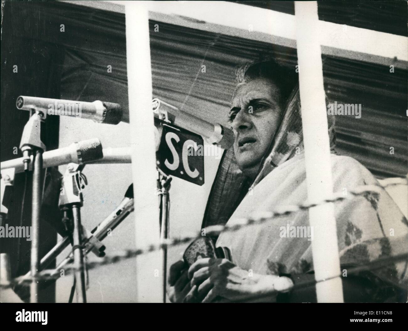 2. Februar 1977 - Mrs.Gandhi befasst sich mit Wahlveranstaltung: Frau Indira Gandhi den indischen Premierminister gesehen Adressierung eine Wahlveranstaltung veranstalteten Kongress im Diamond Hafenstadt sub-divisional von 24 Paganas, Westbengal. Stockfoto