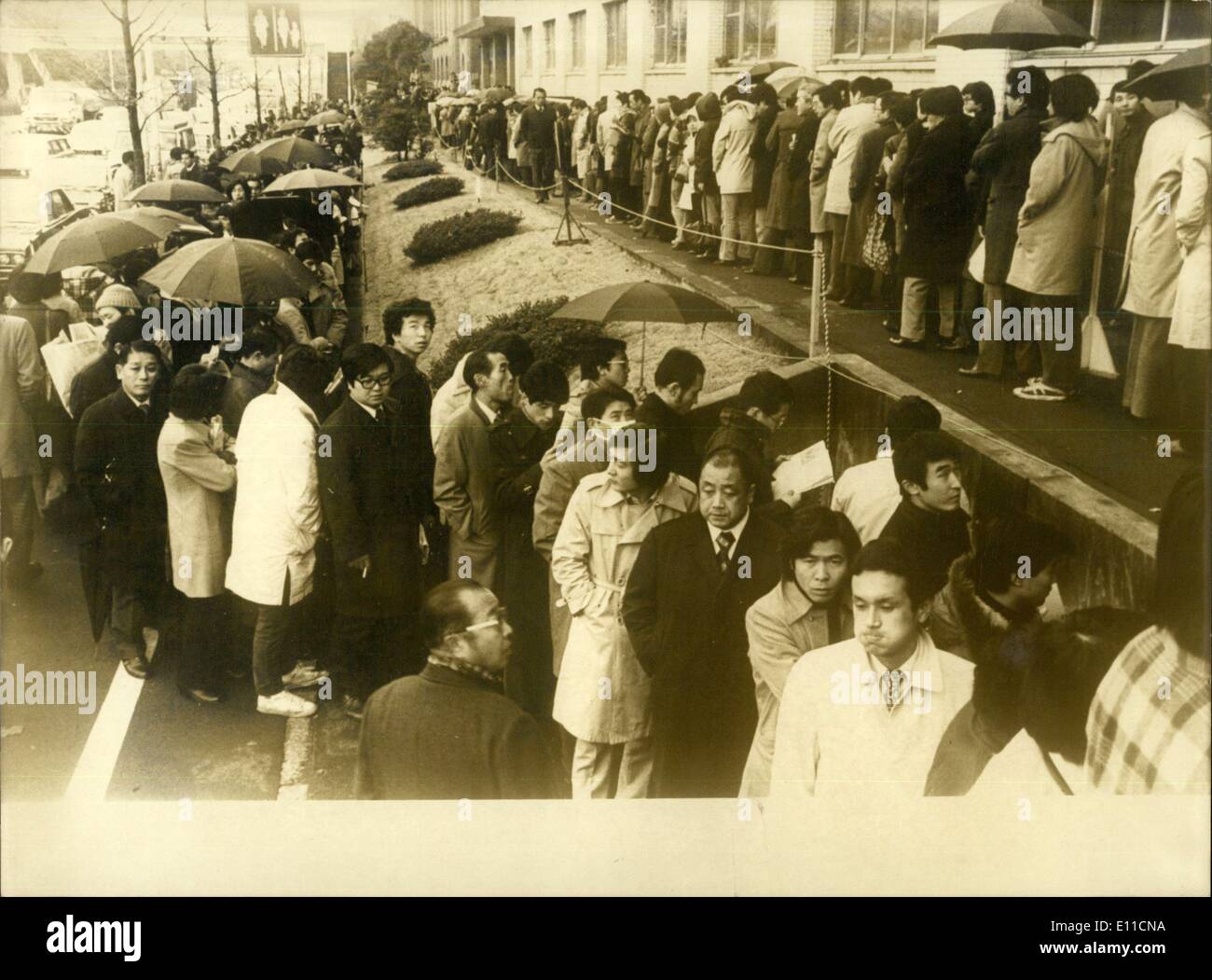 2. Februar 1977 - haben die Menschen in dieser langen Reihe gewartet, für 6 Stunden in Ordnung t versuchen, in der Tokio-Gerichtsgebäude wo der Lockheed Skandal Prozess, in dem der ehemalige Premierminister Tanaka beteiligt ist, steht in den Startlöchern. 52 Menschen, die nach dem Zufallsprinzip gezogen waren, durften in den Gerichtssaal. Stockfoto