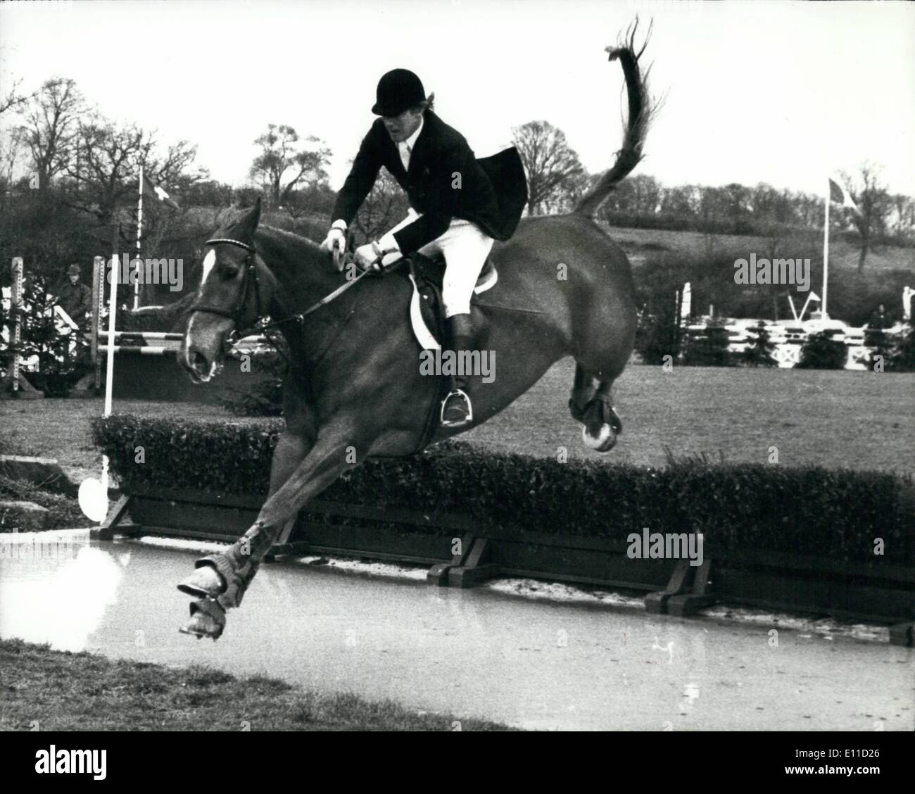 4. April 1977 - Eddie Macken gewinnt die Botschaft International Grand Prix in Hickstead: Eddie Macken von Irland Reiten Kerrygold, gewann die Botschaft International Grand Prix, lohnt sich ein £1.000 in Hickstead, gestern. Foto zeigt, dass Eddie Macken Reiten Kerrygold nimmt das Wasser zu springen während der Botschaft International Grand Prix in Hickstead gestern. Stockfoto