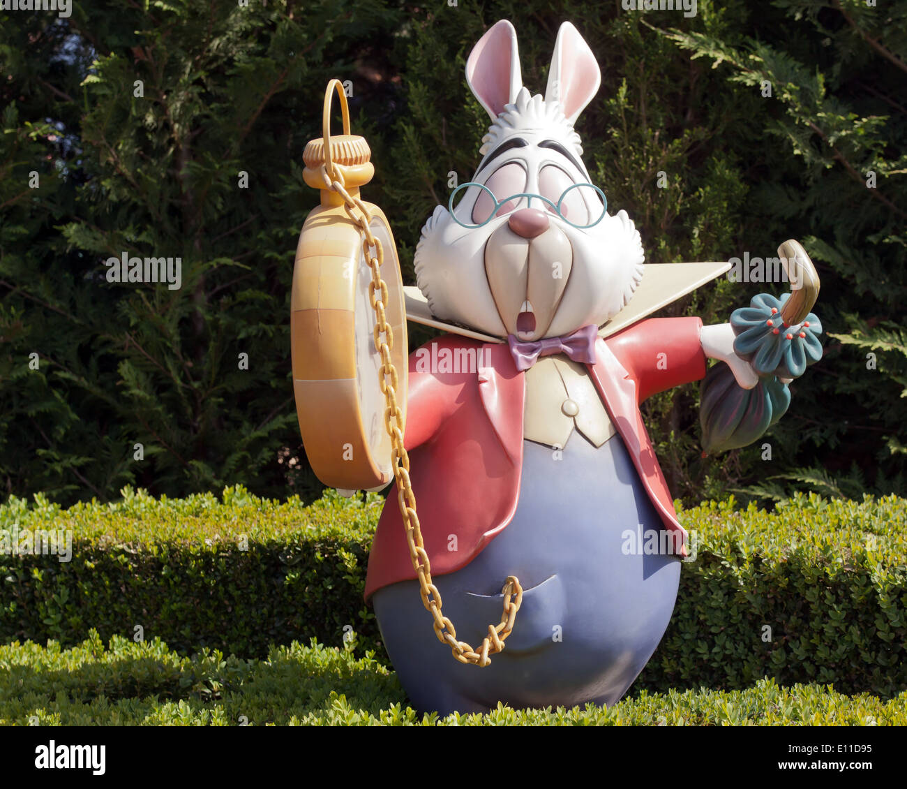 Ein Modell der das weiße Kaninchen aus Alices Abenteuer im Wunderland in Alice es Curious Labyrinth, Disneyland Paris. Stockfoto