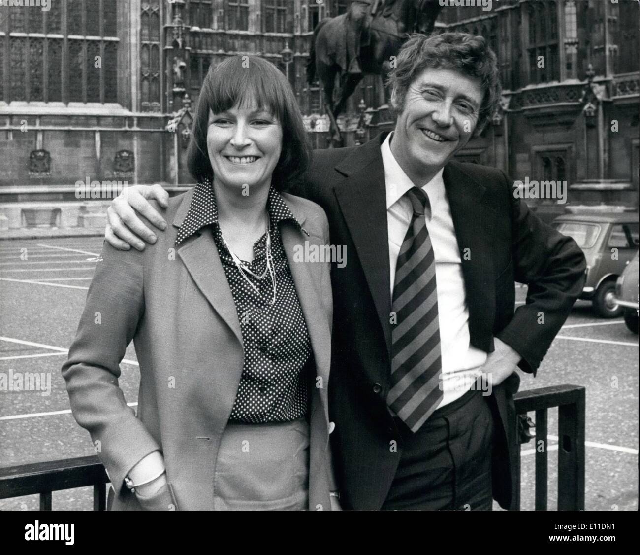 5. Mai 1977 - neue Arbeit M.P. spricht seinen Sitz im House Of Commons: Herr Austin Mitchell, der arbeitsrechtliche Sieger in Grimsby Nachwahl angekommen, das House Of Commons, seinen Sitz zu nehmen. Foto zeigt Austin Mitchell mit seiner Frau Linda, als er heute im House Of Commons ankam. Stockfoto