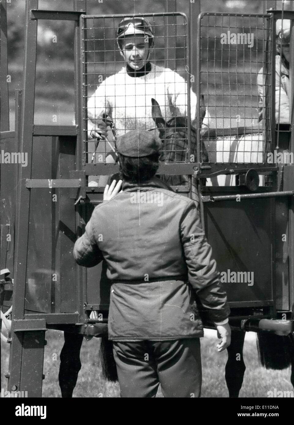 5. Mai 1977 - junge australische Jockey Malcolm Johnston in der Hoffnung auf eine Derby-Fahrt: The Young Malcolm Johnstons, 20, Australien neu jockey Empfindung, der Champion von New South Wales, bei einem zwei-Monats-Besuch in Großbritannien ist, hat das Auge des Top-Trainer Henry Cecil gefangen und wird für ihn zum ersten Mal bei Haydeck am Samstag fahren. Sein großes Ziel ist es, erhalten eine Fahrt in der diesjährigen Derby, die stattfindet am Epsen am kommenden Mittwoch Juni 1.. Foto zeigt sorgfältig tut es, sagt Trainer Ian Balding der Royal-Trainer sagt Malcolm Johnston an den Start Tor - während seines Aufenthalts in Kingsclere Newbury. Stockfoto