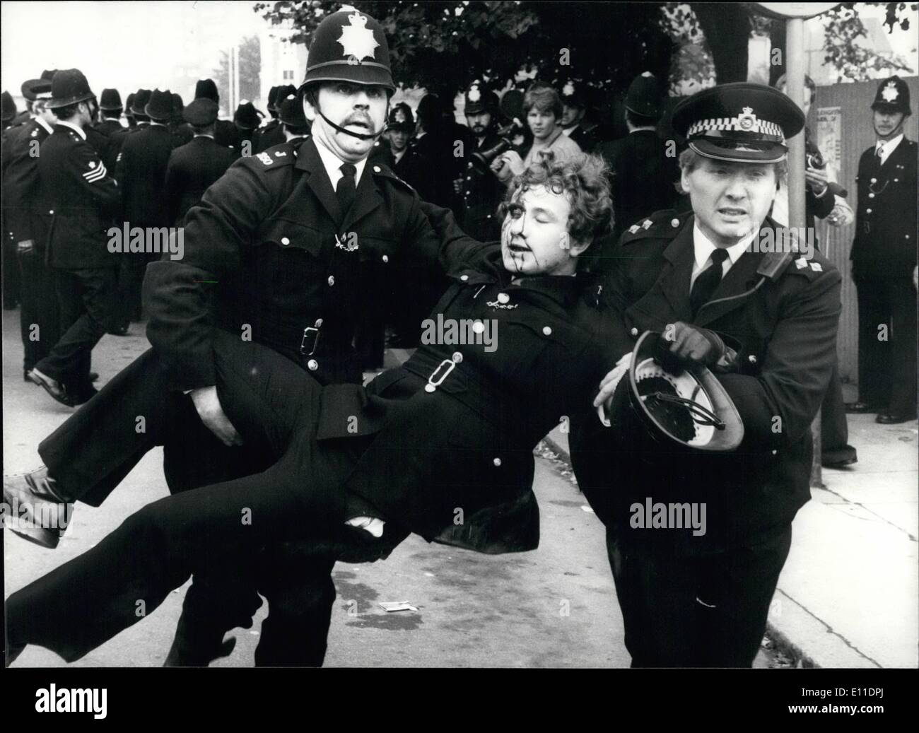 8. August 1977 - flammt Gewalt in London Marken. Die London marschiert durch die Nationale Front und die Socialist Workers Party, brach in Gewalt heute. Foto zeigt einen Mann, der für die Sicherheit von Kollegen in New Cross heute geholfen wurde verletzt. Stockfoto