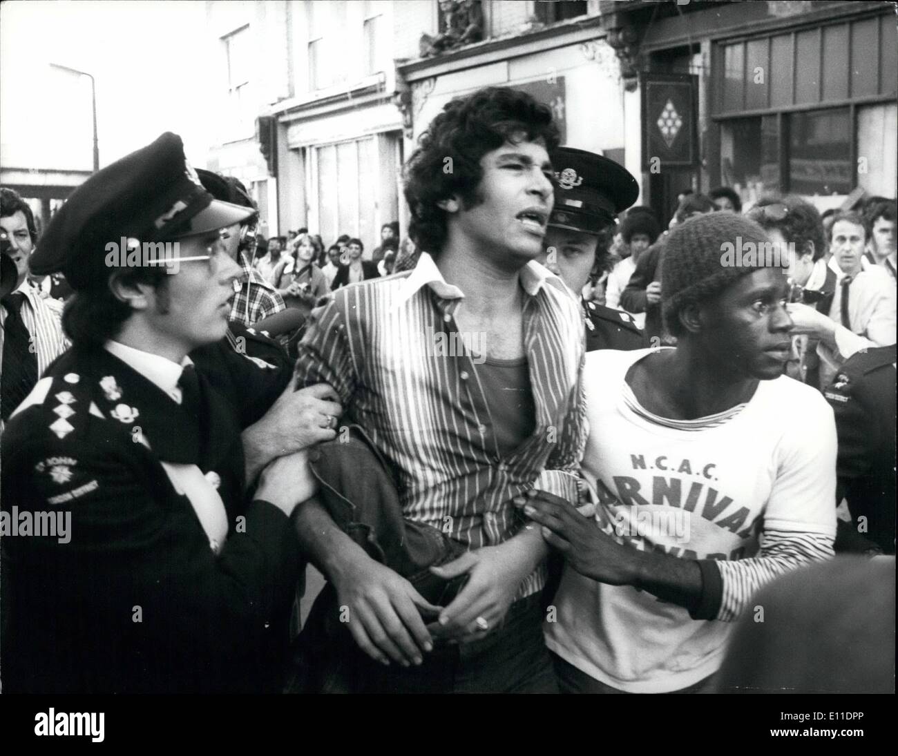 8. August 1977 - Gewalt Flares In The Notting Hill Carnival: Mobs von randalierenden Jugendlichen kollidierte mit der Polizei während der Notting Stockfoto