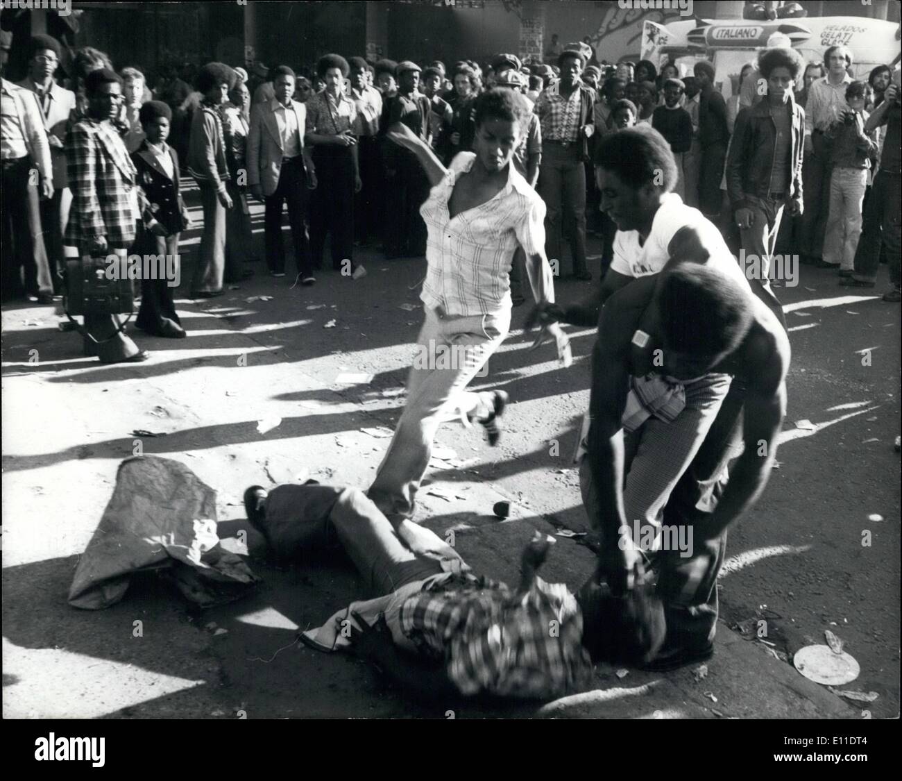 30. August 1977 - 30. August 1977 Gewalt flammt auf der Notting Hill Carnival Ã ¢ Â'¬â €œ Mobs von randalierenden Jugendlichen kollidierte mit der Stockfoto