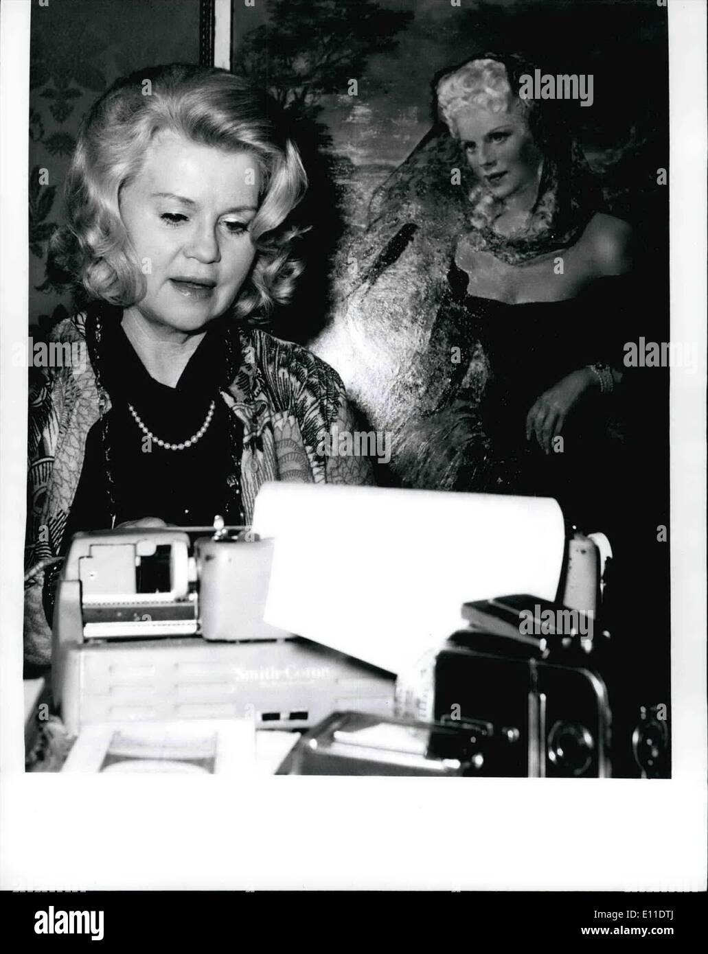 Sept. 05, 1977 - 5.9.77: 65. Geburtstag von Kristina Soderbaum ihren 65. Geburtstag feiert am 5. September 1977 die bekannte deutsche Schauspielerin und Fotografin Kristina Soderbaum (Kristine Soderbaum - unser Bild). Die Künstlerin, geboren in Stcokholm, spielte in Filme - meist von ihrem Ehemann Veit Iflarlan, starb im Jahre 1964 - als '' Jud SUB'', Chef. Goldene Stadt sterben '' (für die sie als beste Schauspielerin an der Biennale von Venedig im Jahr 1942 erhielt) Opfergang'', KOLBERG''. Reise Nach Tilsit sterben '', '' Der Grobe Konig. Etc, und nach dem zweiten Weltkrieg in dem Film '' Verrat ein Deutschland Stockfoto