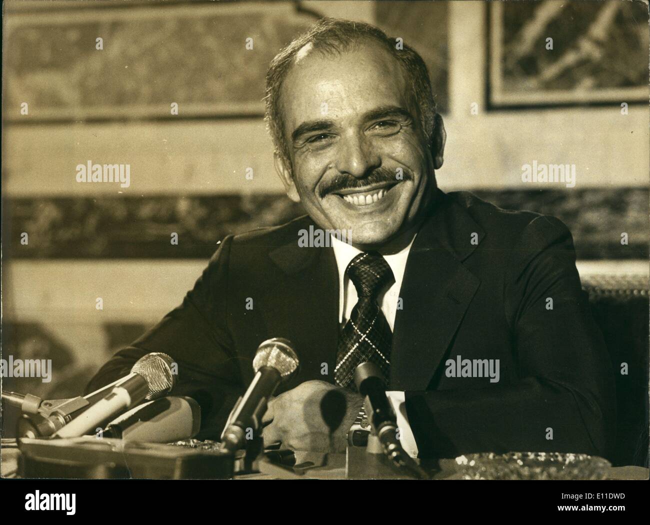 Sept. 09, 1977 - König Hussein erklärte sich zufrieden mit den ermutigenden Ergebnissen er aus den Beziehungen zwischen Jordanien und Frankreich erhielt. Er hielt die Pressekonferenz im Hotel Marigny. Amerikas Hunter gewinnt Stockfoto