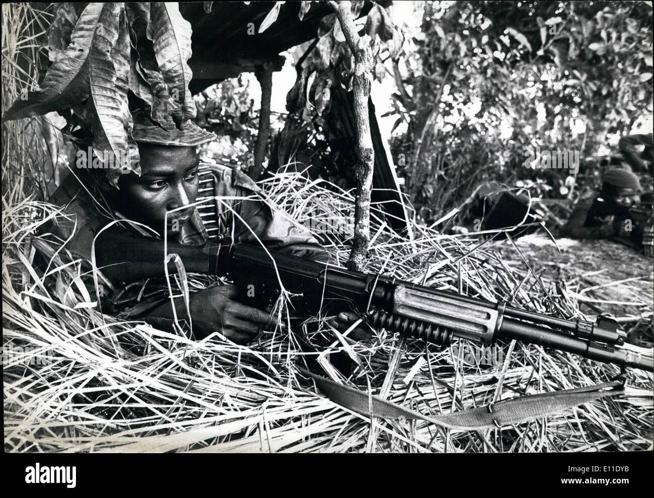 5. Mai 1977 - Xaire: Zarie Soldat in einem Einbaum Graben an vorderster Front. Stockfoto