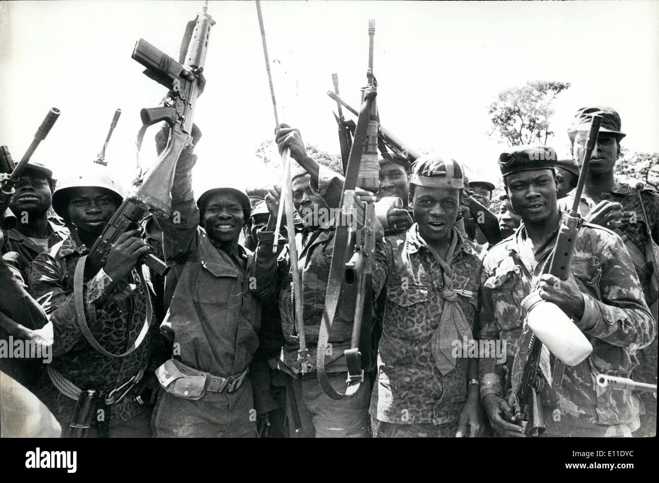 5. Mai 1977 - Zarie: Zaire, bewaffnet mit Bogen und Pfeilen und automatische Waffen jubeln nach ihrem anhaltenden Sieg in Saba Provinz. Kredit: Camerapix Stockfoto